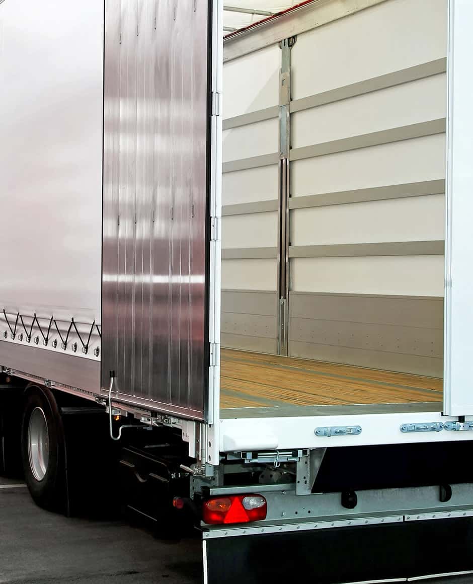 Affrétement porteurs en semi-remorques bâchés LM Distribution | Spécialiste de location de camions avec conducteurs pour vos transports de marchandises par camion en Loire Atlantique et toute la Bretagne, Vannes, Nantes, Quimper, Brest